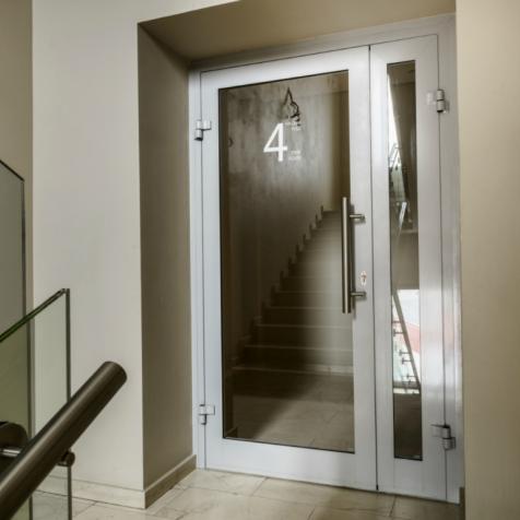 Алюминиевые двери для внутренних помещений